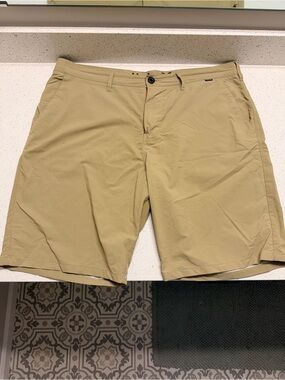 Hurley Men's Flat Front Shorts in Khaki